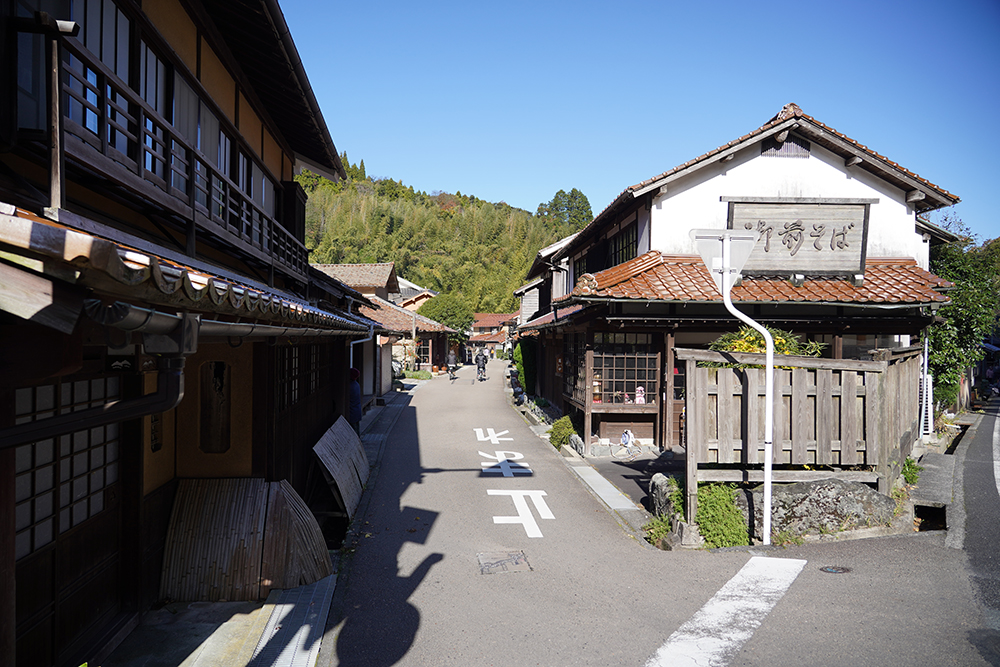 The Sekishu tiles produce a special atmosphere.<br>Photos: Shimane Film Commission