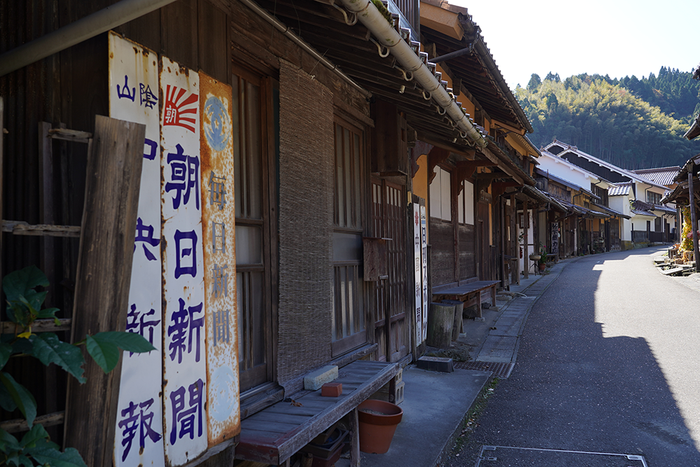 The Sekishu tiles produce a special atmosphere.<br>Photos: Shimane Film Commission