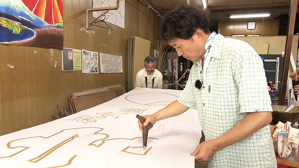 Hishikawa sees how the paste is squeezed from the tube.