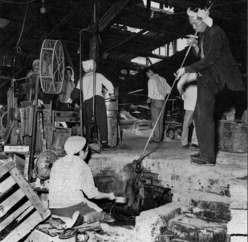 Glassblowing the inner flasks of the “magic bottles”. Extremely high skill was required. Photo: Zojirushi Corporation