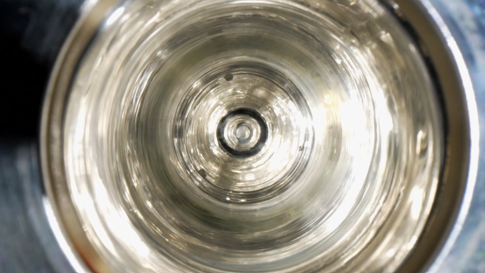 The mirror-like silver plating is so beautiful.