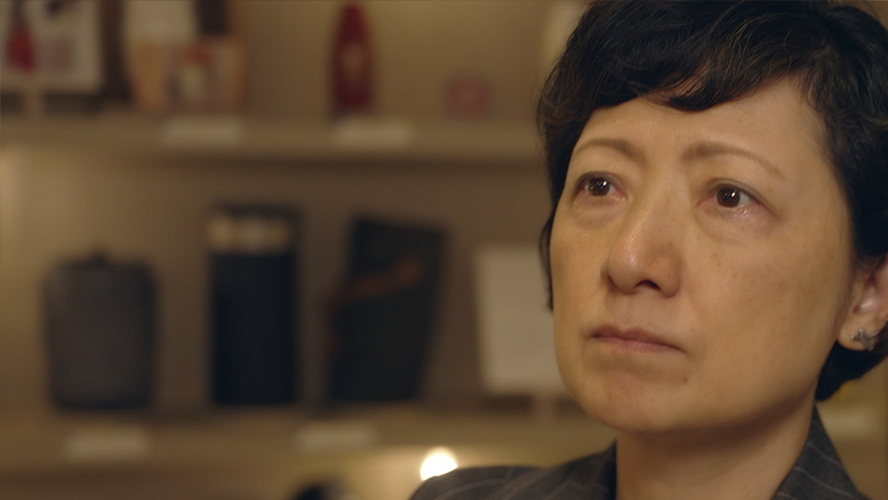 Igarashi examines flasks of the past