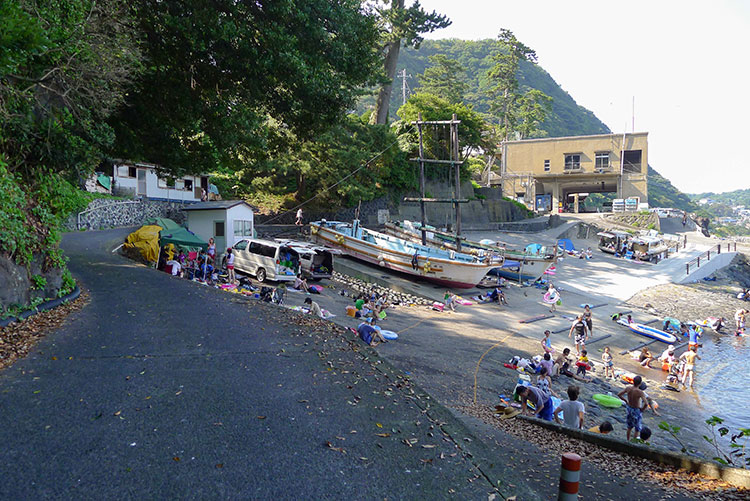 Here there are not only fishing boats but also people who have come to swim in the sea. These two groups coexist harmoniously.
