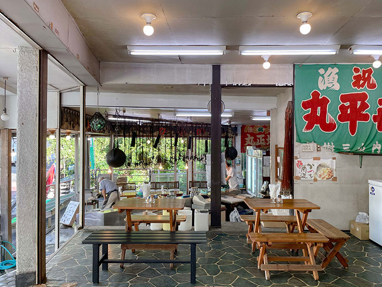 The floor of the store is stair-stepped to follow the slope of the hill. The skip-floor effect allows for a wide field of view no matter where you sit in the store.
