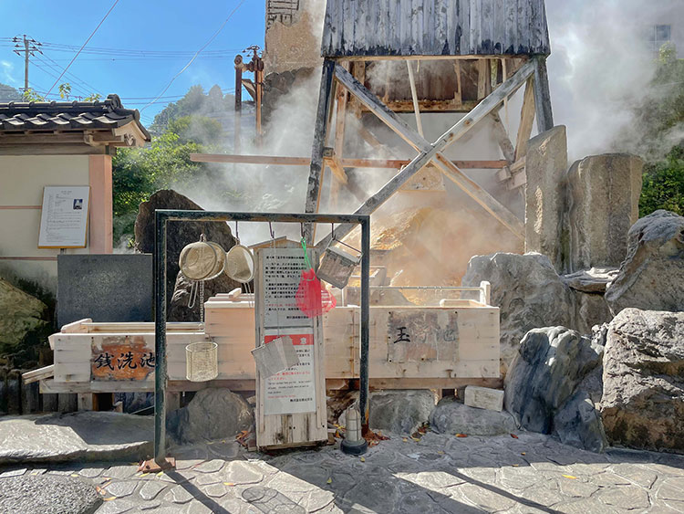 Using hot spring water for steaming and washing areas. A curious combination of for hot spring eggs and for washing money.
