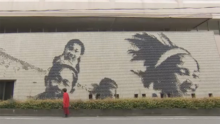 Ceramic walls can be seen throughout the town. On the left is a work by the Tokoname art group