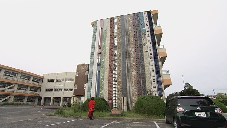 Ceramic walls can be seen throughout the town. On the left is a work by the Tokoname art group