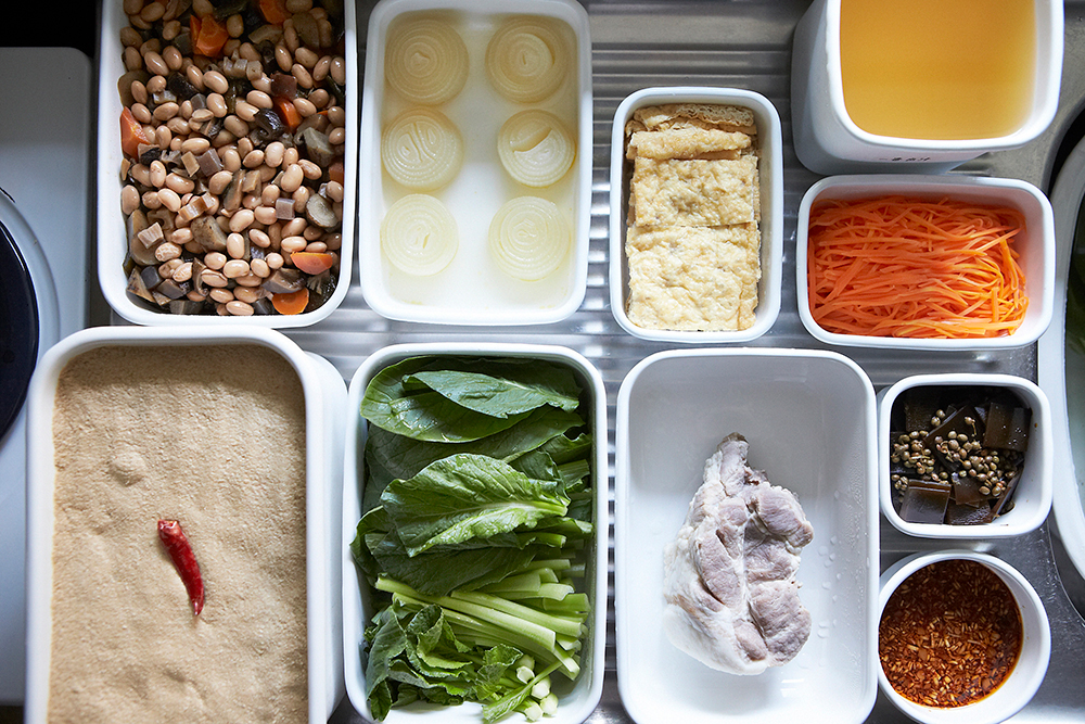 The white series for food preparation, cooking and storage Photo: Noda Horo