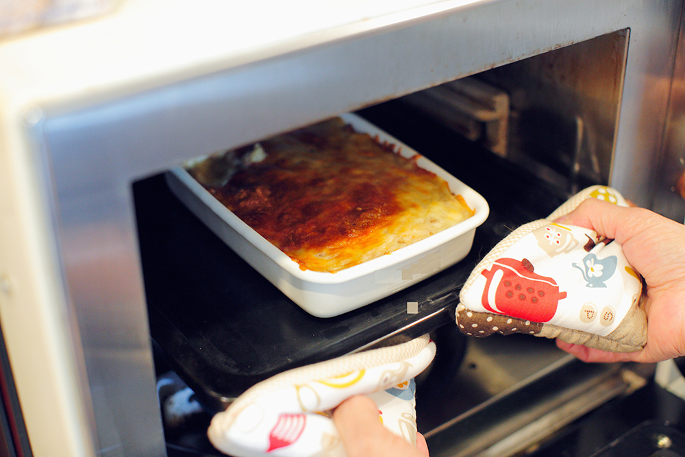 The container can be heated directly or baked in the oven, and moved straight on to the refrigerator. It stores leftovers, too. Cooking for the family is an everyday chore and the pots were proposed for both minimum excess and maximum usability.