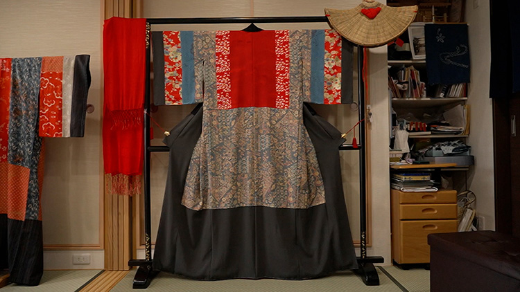 Surrounded by a sober cloth like a picture frame, the fancy cloth in the center stands out like a picture.