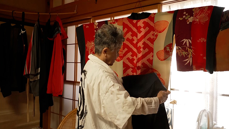 Koike examines the edge stitching.
