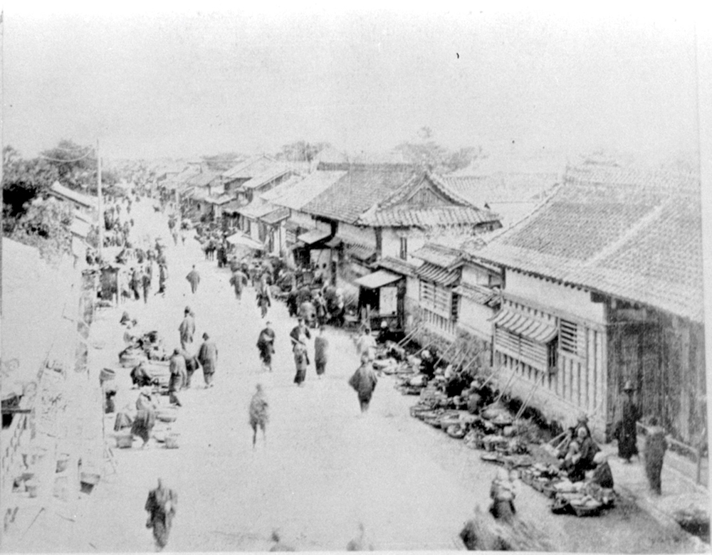The Sunday market in the Meiji period. This is the oldest known photograph of the Sunday market. Photo: Terada Tadashi Shashin Bunko, Collection of the Kochi City Library