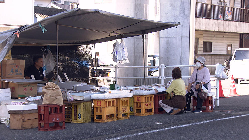 The stalls are 1.5m deep and 2m wide. Each one sets up its own distinctive canopy.