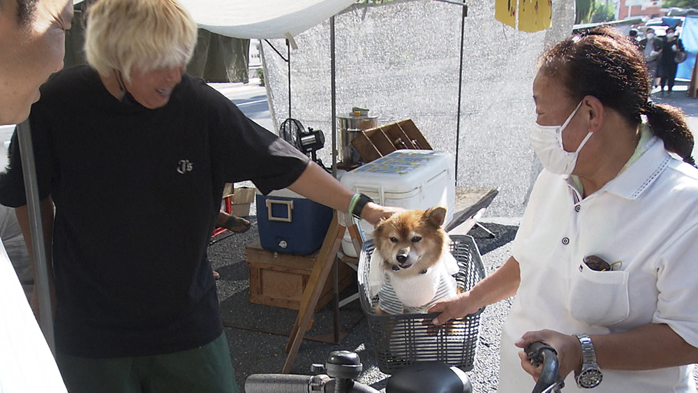 The pets are regulars, too.