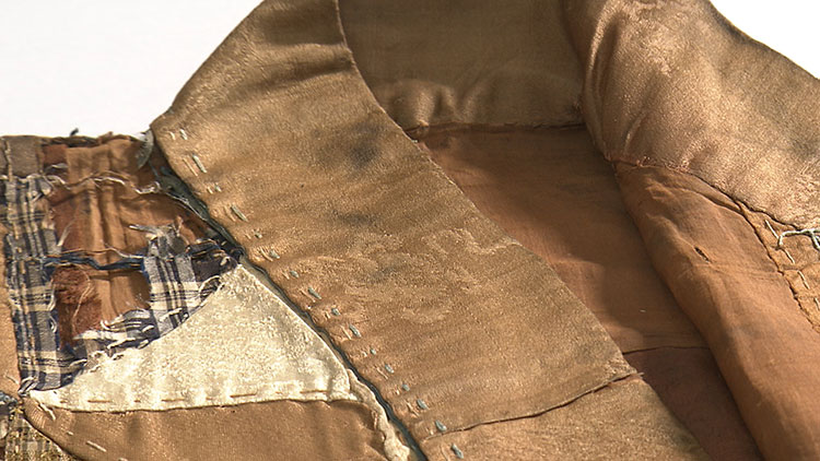 Futameotoshi stitching at the bottom of the collar
