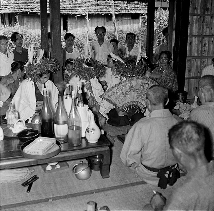 A noro makes a ritual address. Photo: by Hideo Haga, Haga Library / Uniphoto Press