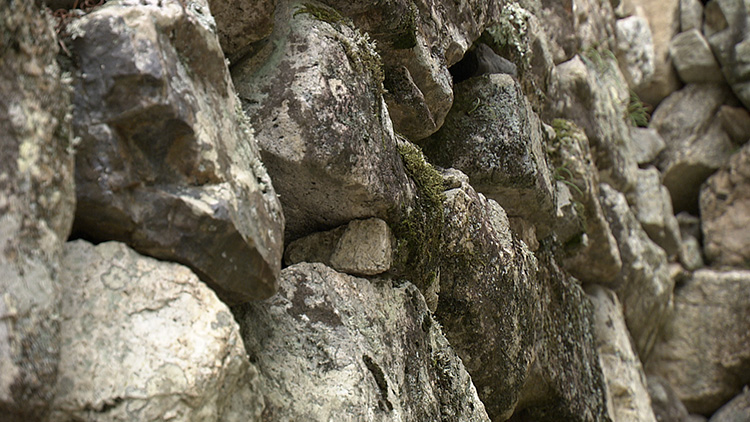 Smaller stones are inserted in the gaps between the large ones in the Nozurazumi technique