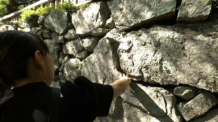 There are no paper blueprints for masonry. It is decided by combining shapes in their mind.
