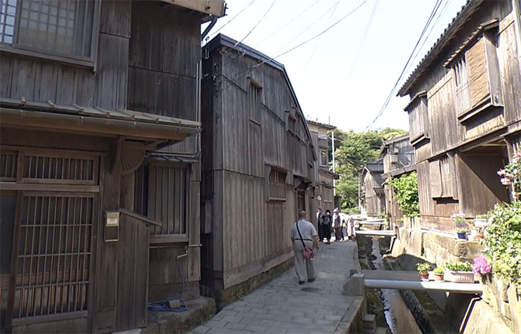 Wooden houses lining in Shukunegi Photo: Ryue Nishizawa