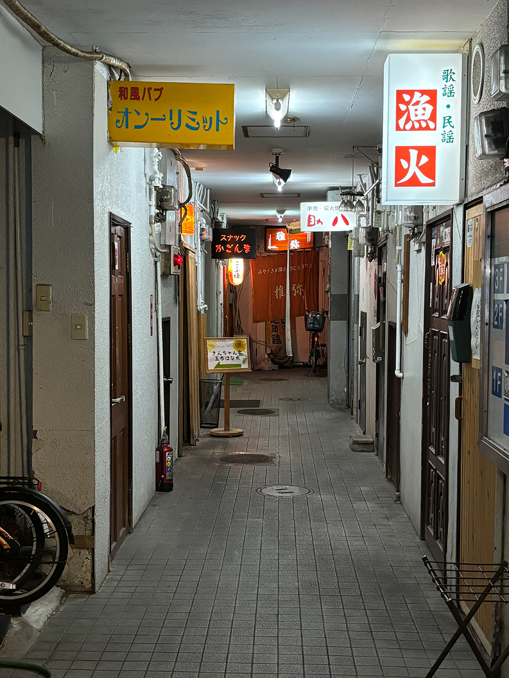 Bars packed tightly together on the same floor.<br>Photos: Taku Sato