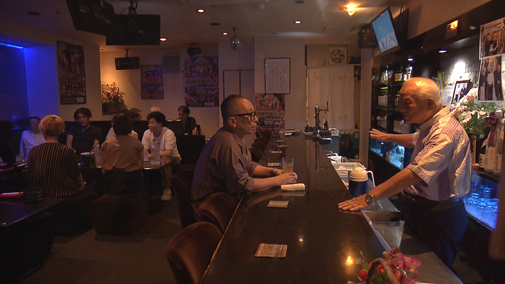 The heights are just right for eye contact and conversation with the owner.
