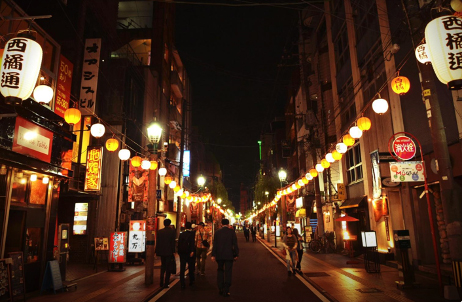 The lamps produce an old-fashioned atmosphere.<br>Photo: Miyazaki Prefecture Tourism Association