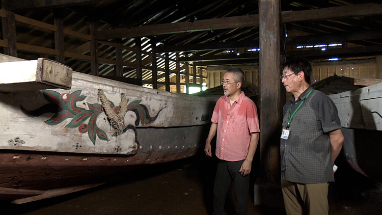 Facing the veneer of a fishing boat