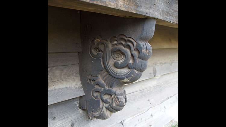 Decorative corbels and gegyo supporting roofs of bay windows and doorways of houses Photo: Takayuki Takeya