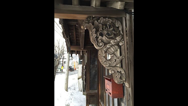 Decorative corbels and gegyo supporting roofs of bay windows and doorways of houses Photo: Takayuki Takeya