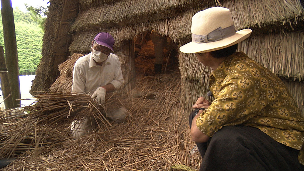 Photo: The chamber’s interior is packed with straw for insulation.